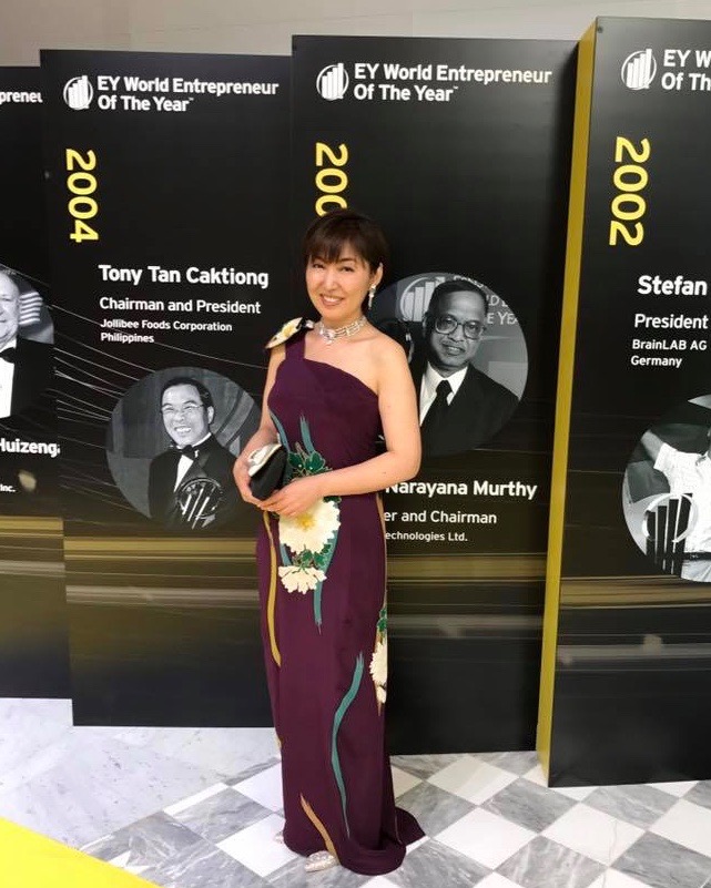 海外パーティーやドレスコードに新品の振袖地を使用した着物ドレスをレンタル