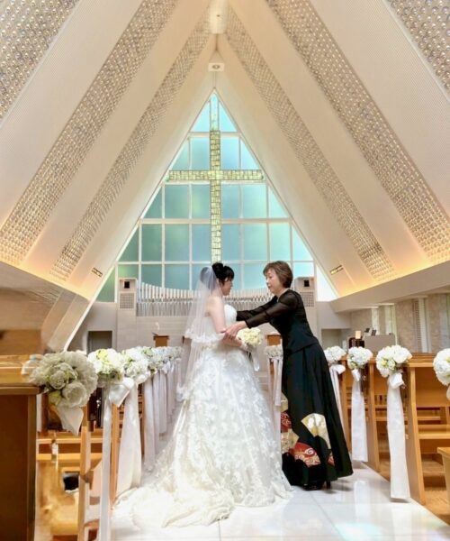 結婚式の母親が留袖ドレスを選ぶ理由｜格式も華やかさもあきらめない新しい選択