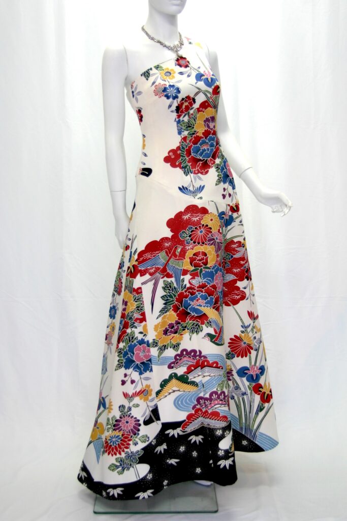 パーティードレスや卒業式のドレスコードに新品の振袖地を使用した着物ドレス