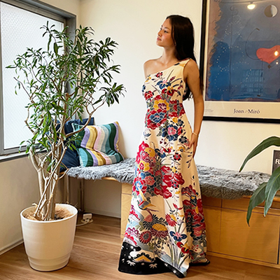 パーティードレスや卒業式、ステージ衣装に新品の振袖地を使用した着物ドレス