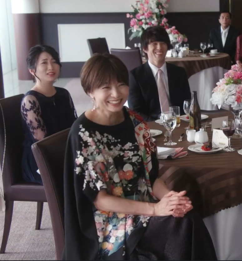 メディアでの着用にパーティードレスや結婚式のお母様の衣装として新品の留袖地を使用した山口智子さん着用留袖ドレス