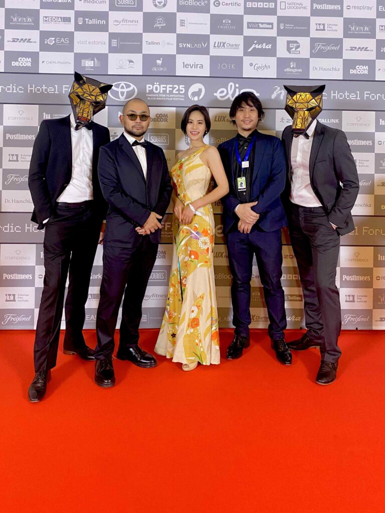 海外パーティーやレッドカーペットなどのドレスコードに新品の振袖地を使用した着物ドレス