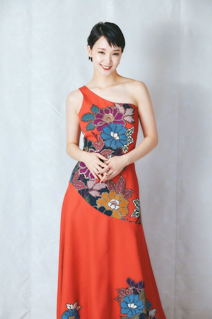 メディアでの着用にパーティードレスや卒業式のドレスコードに新品の振袖地を使用した剛力彩芽さんご着用着物ドレス