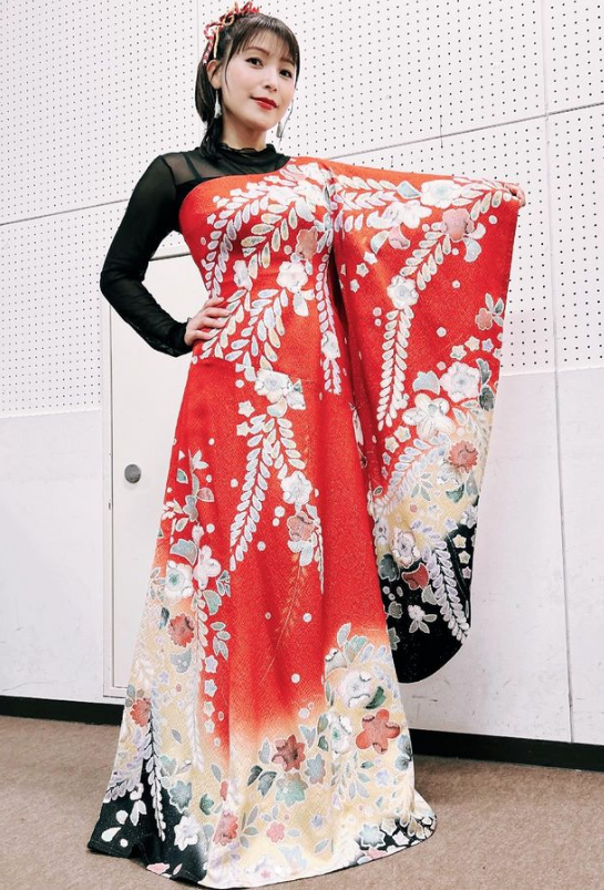 パーティードレスや卒業式のドレスコードに新品の振袖地を使用した新田恵海さんご着用の着物ドレス