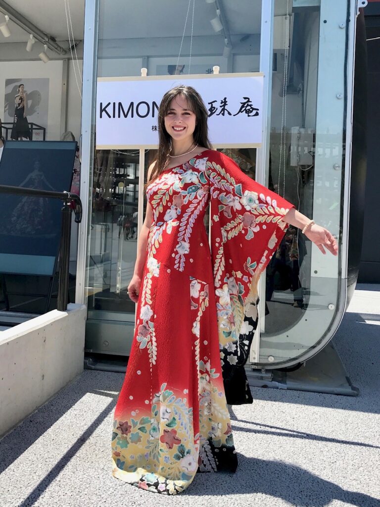 パーティードレスや卒業式のドレスコードに新品の振袖地を使用した着物ドレス