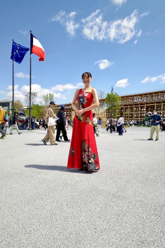 パーティードレスや卒業式のドレスコードに新品の振袖地を使用した着物ドレス